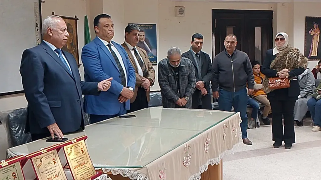 حاتم محمود يكريم المتميزين فى الانشطة بادارة فاقوس التعليمية بالشرقية