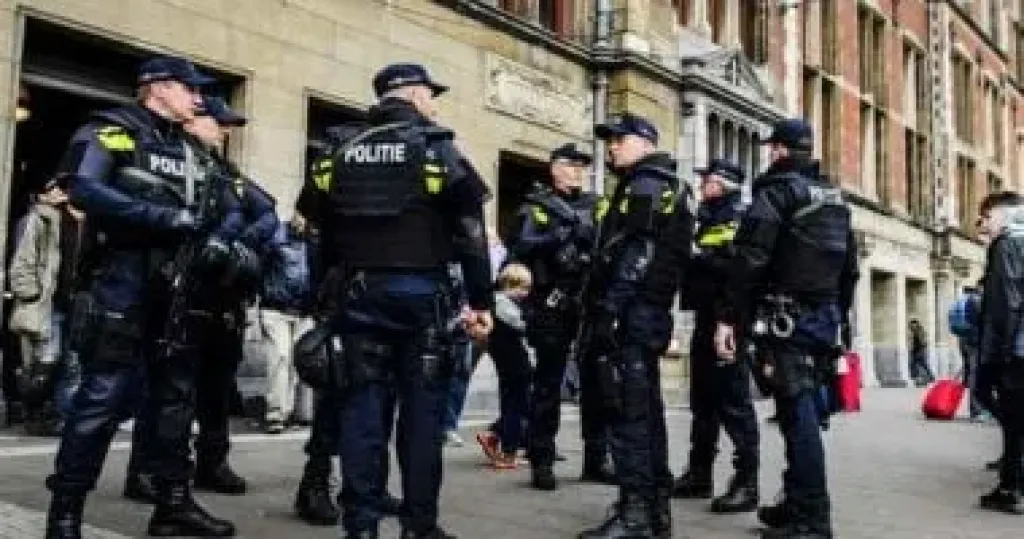 بالعصا.. اعتداء شرطى على سيدتين فى هولندا يثير موجة من الغضب
