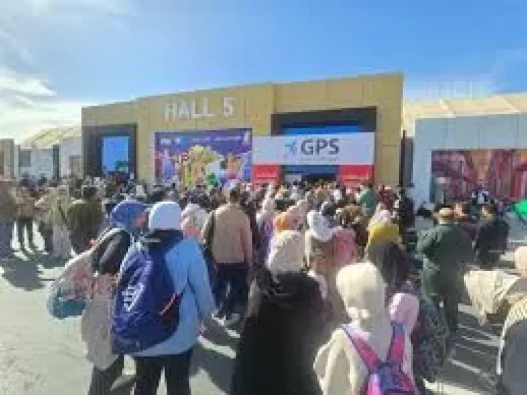 قاعة 5 ترفع شعار ”كامل العدد”، زحام شديد على جناح الطفل بمعرض الكتاب