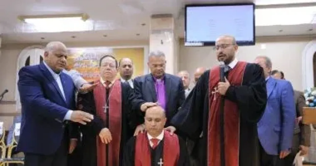 رئيس الطائفة الإنجيلية يرسم القس أفرايم إسحق راعيا لكنيسة مركز ناصر ببنى سويف