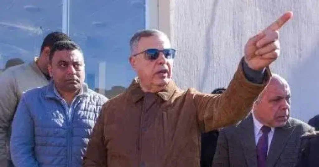 محافظ الإسكندرية خلال جولة بالعجمى: هو فى موقف تريلات فى الهوا؟