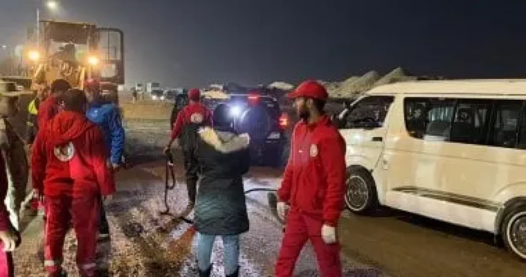 الهلال الأحمر يدفع بفرق الطوارئ والسيول إثر انفجار ماسورة بالتجمع