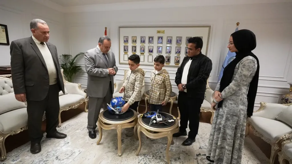محافظ أسيوط يستقبل مخترعي ”الخوذة الذكية” من طلاب الابتدائي ويكافئهما