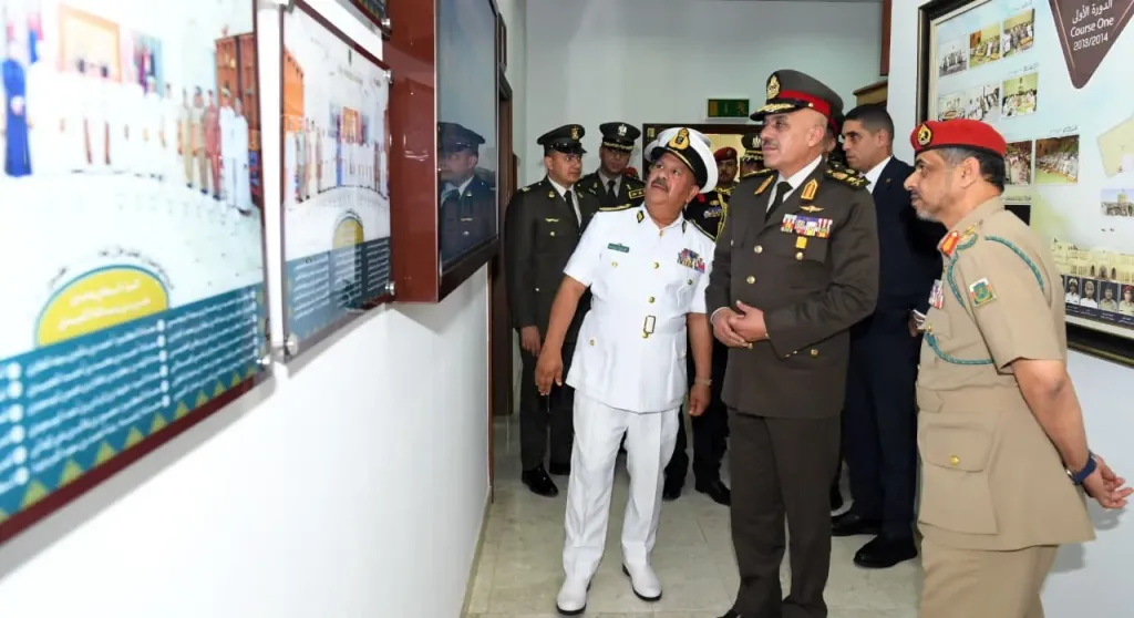 الفريق أحمد خليفة رئيس أركان حرب القوات المسلحة يعود إلى أرض الوطن عقب إنتهاء زيارته الرسمية إلى سلطنة عُمان