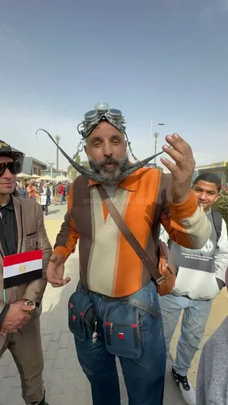 الفنان حسن الهلالي يثير تفاعلًا واسعًا في معرض القاهرة الدولي للكتاب