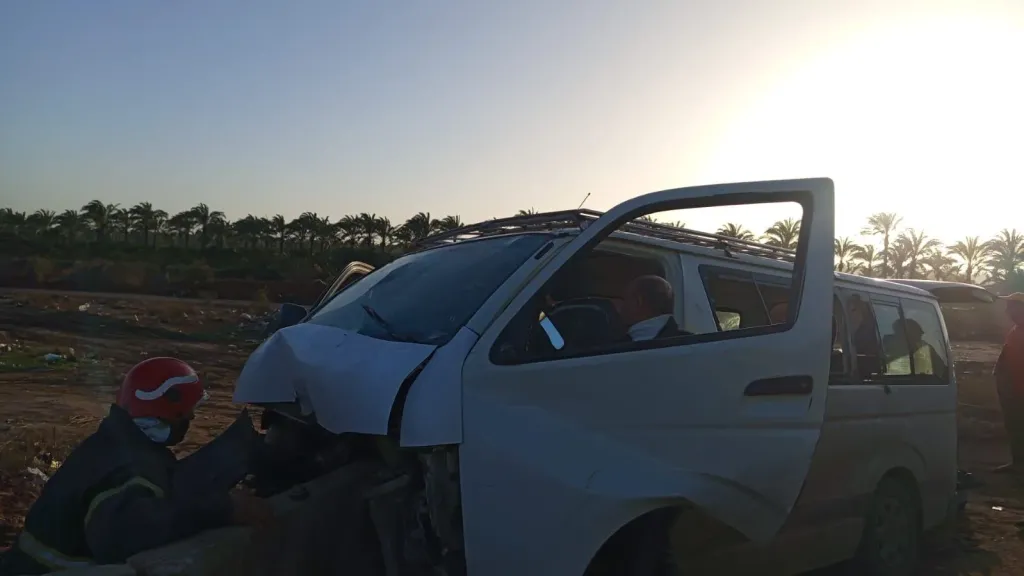 إصابة 10 أشخاص إثر انقلاب سيارة بالبحيرة