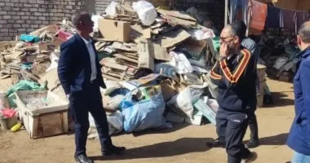 حملة مكبرة فى مركز الخارجة لغلق مخازن الخردة ومواجهة ظاهرة النباشين