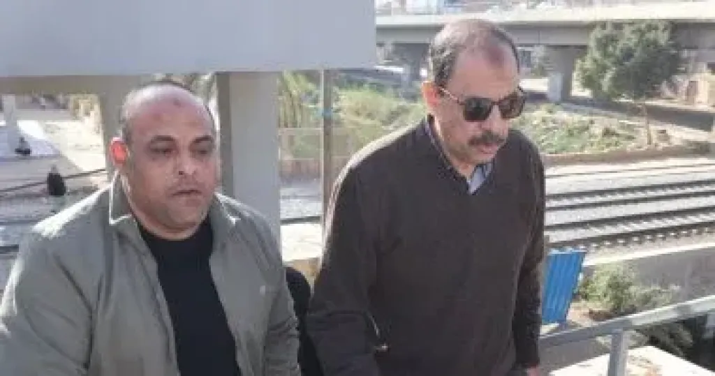 محافظ سوهاج يتفقد كوبرى المشاة أعلى مزلقان السكة الحديد بمنطقة الثلاث كبارى