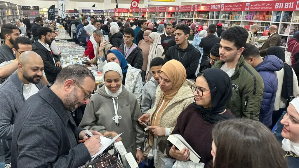 أحمد عثمان يحقق حضورًا استثنائيًا بتوقيع «الوارث»