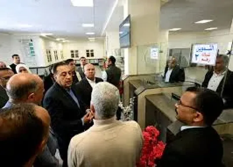 مدبولى يتفقد الخدمات المقدمة للمواطنين بالمركز التكنولوجى بقرية تونا الجبل