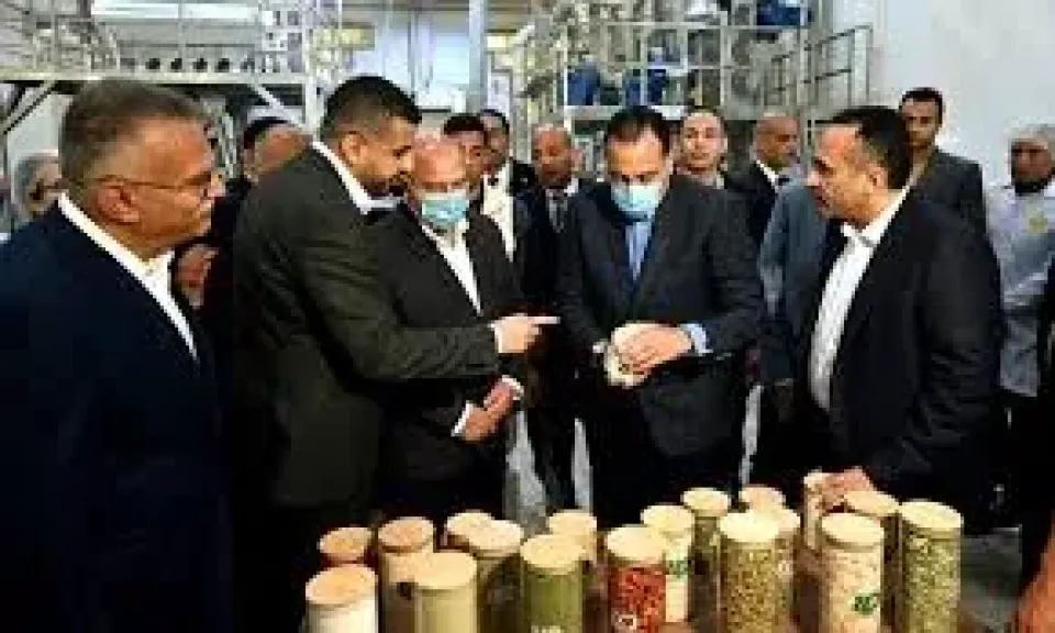 رئيس الوزراء يتفقد مصنع الشركة المتحدة لتجفيف الحاصلات الزراعية بالمنيا