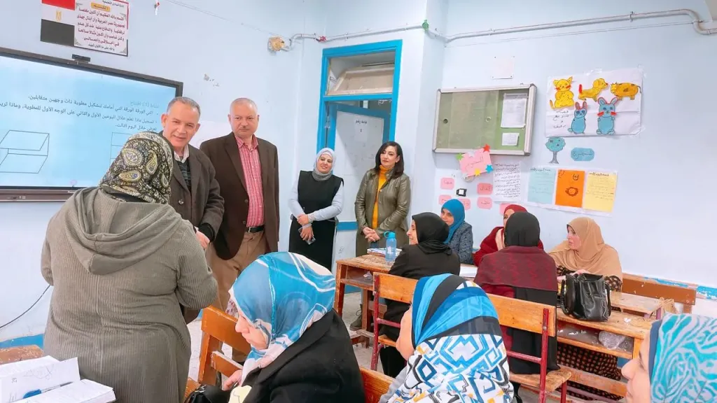 وكيل وزارة التربية والتعليم بأسيوط يتابع ورش عمل ”الرواية بالقصة ” لمعلمات
