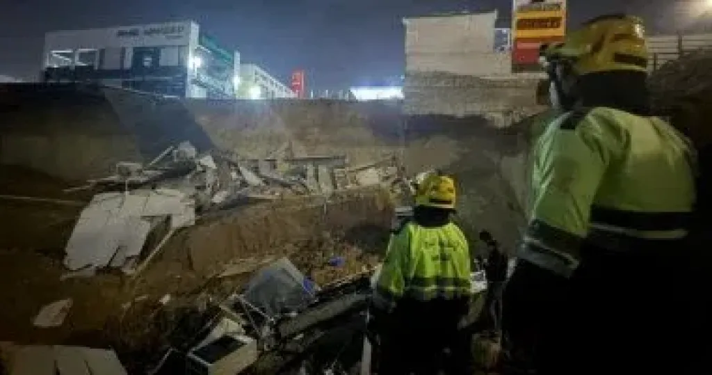 انهيار أرضى داخل محطة وقود فى التجمع يسفر عن إصابة شخصين