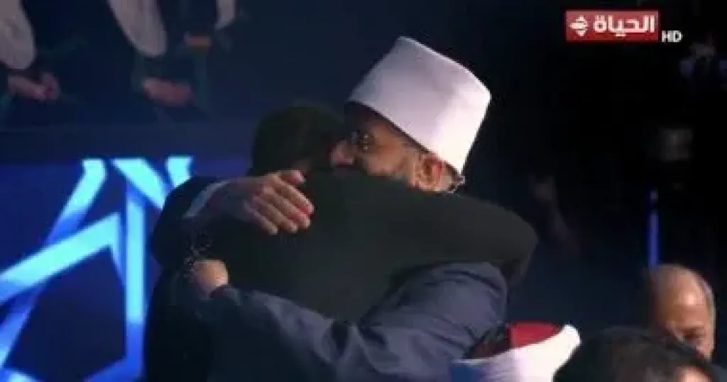 دولة التلاوة.. أسامة الأزهرى يجبر بخاطر متسابق غادر البرنامج ..اعرف ماذا قدم له