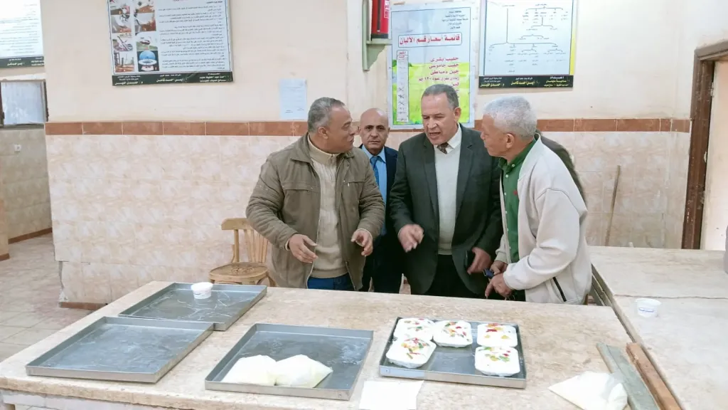 وكيل وزارة التعليم بأسيوط يتفقد تجهيزات معرض منتجات المدارس الزراعية
