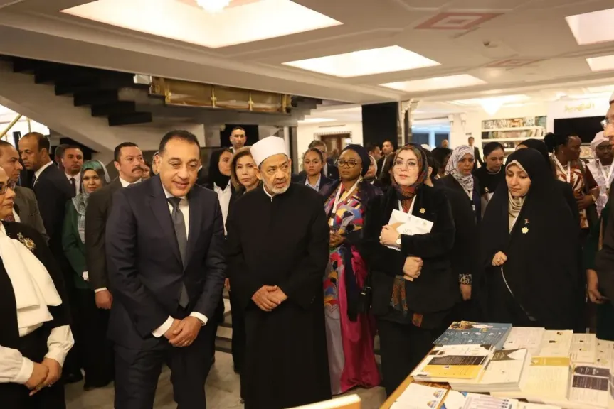 شيخ الأزهر ورئيس الوزراء يتفقدان معرضا للإصدارات العلمية والمشغولات اليدوية