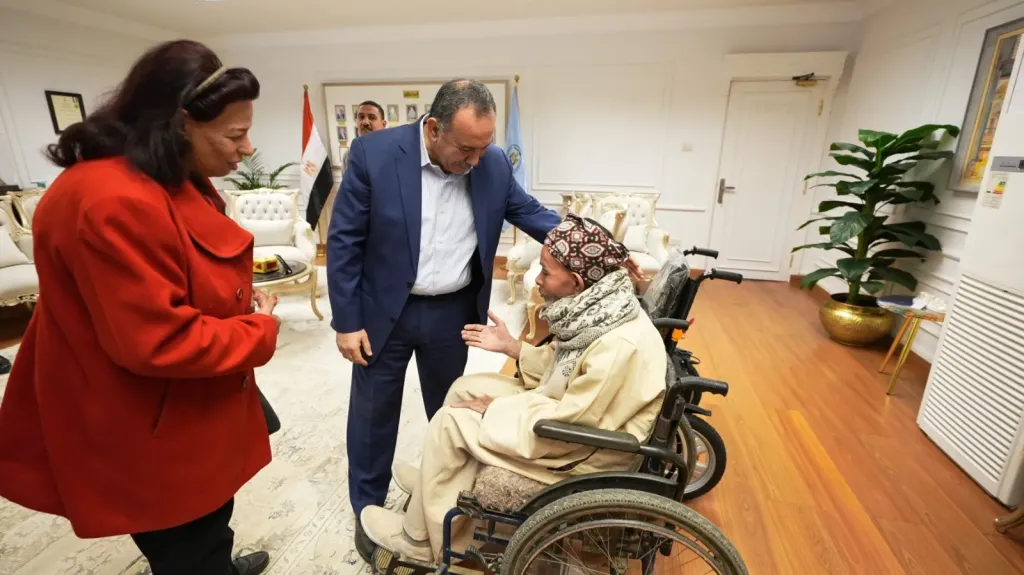 محافظ أسيوط يمنح مسنًا كرسياً متحركاً كهربائياً دعمًا لحالته الصحية