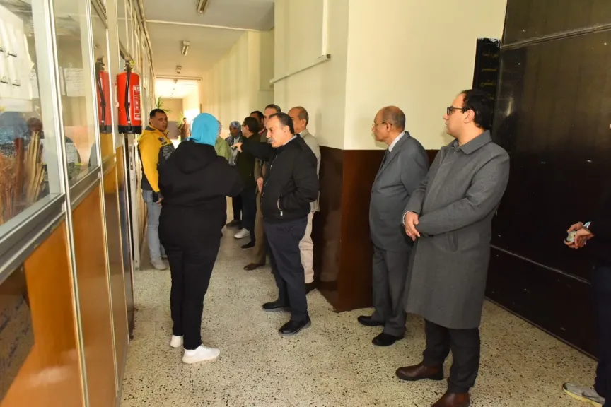 محافظ أسيوط يتفقد مركز خدمات المستثمرين بديوان عام المحافظة لمتابعة