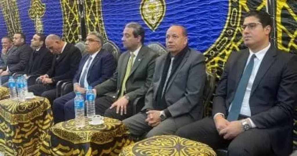 محافظ الدقهلية يقدم واجب العزاء فى وفاة شقيق رئيس جامعة دمياط