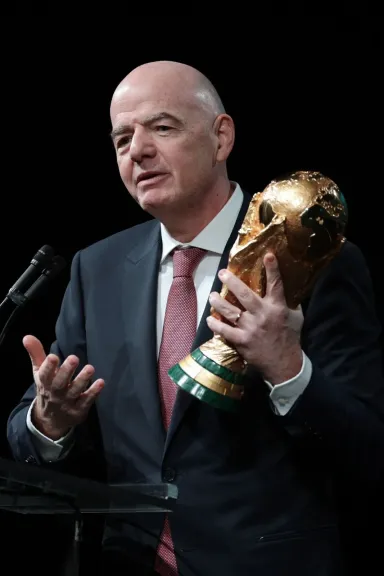 إنفانتينو يفتح الباب لإنهاء العقوبات على روسيا في كرة القدم