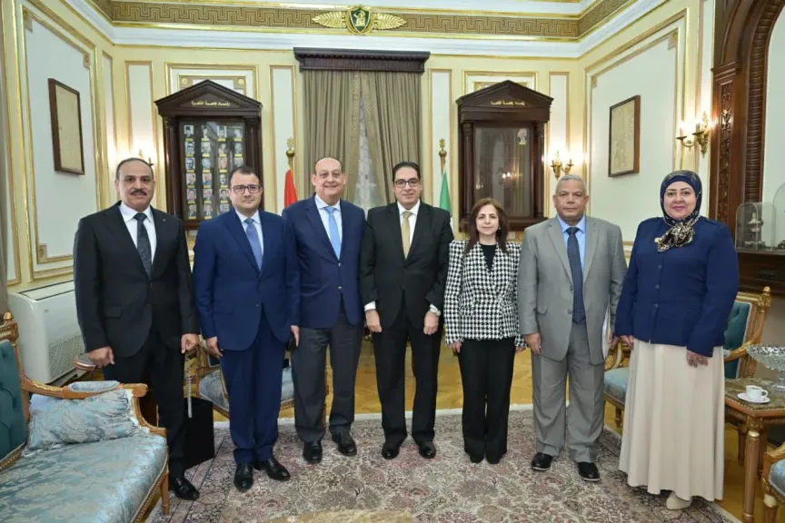 رئيس جامعة القاهرة يستقبل وفد وزارة الخارجية للشئون الإفريقية لبحث آفاق التعاون المشترك