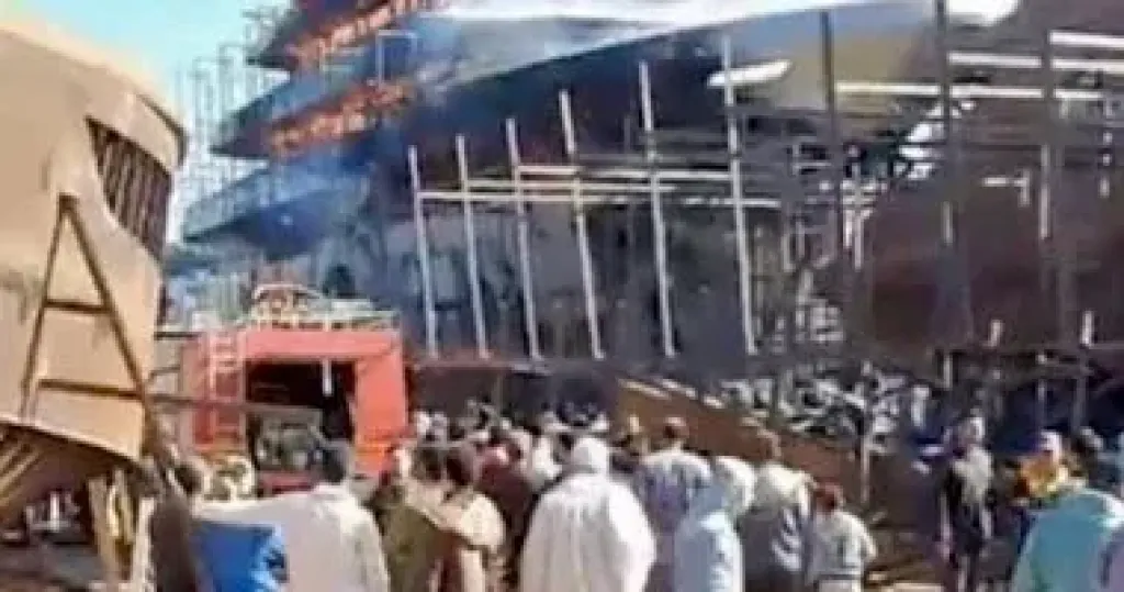 إصابة 5 أشخاص بالاختناق إثر نشوب حريق داخل ورشة تصنيع مراكب برشيد