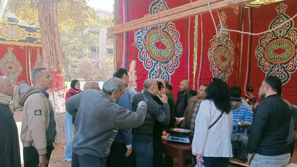 إقبال كبير على معرض منتجات المدارس الزراعية بأسيوط