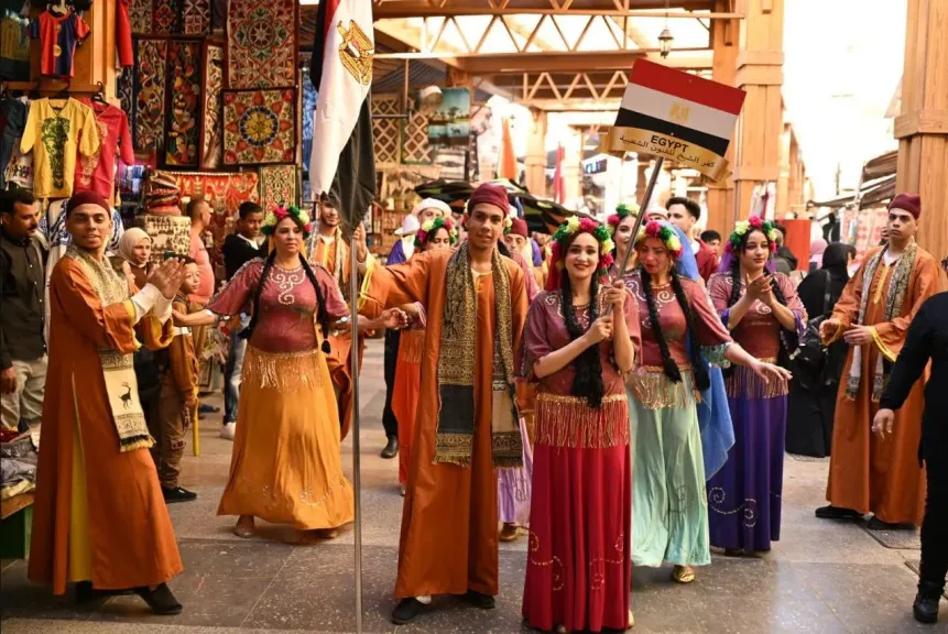 في السوق السياحي.. كرنفال استعراضي مبهج لفرق مهرجان أسوان الدولي للفنون الشعبية في دورته الـ13|صور