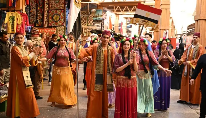 في السوق السياحي.. كرنفال استعراضي مبهج لفرق مهرجان أسوان الدولي للفنون الشعبية في دورته الـ13|صور