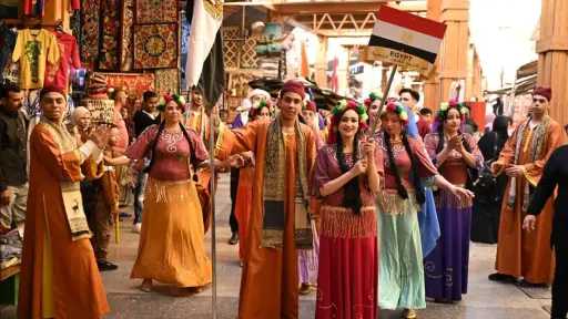 في السوق السياحي.. كرنفال استعراضي مبهج لفرق مهرجان أسوان الدولي للفنون الشعبية في دورته الـ13|صور