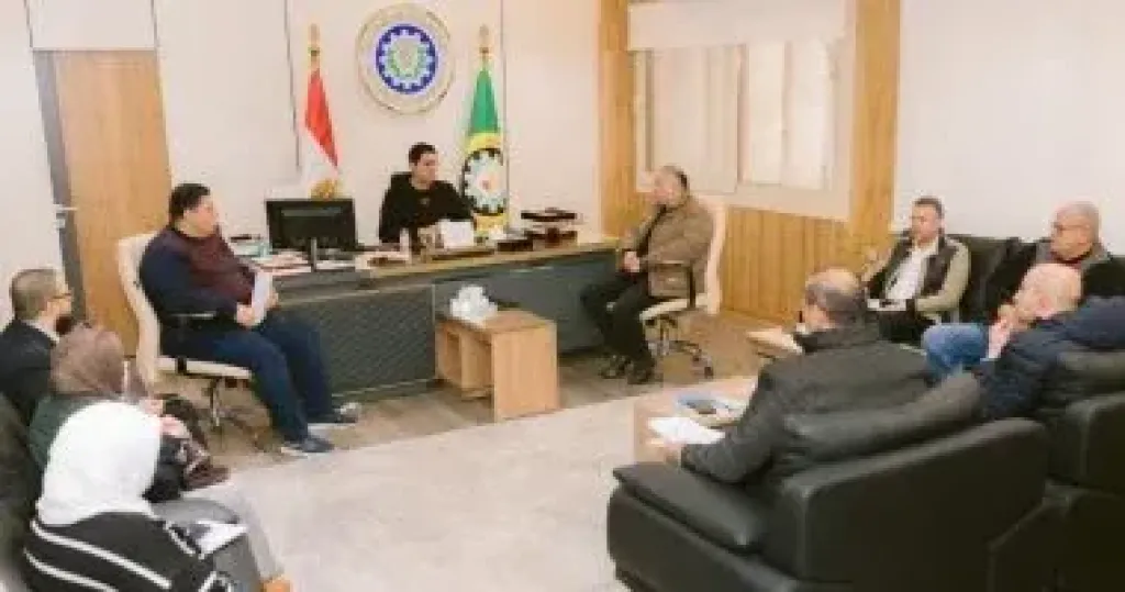 نائب محافظ الدقهلية يبحث الحد من الملوثات ومشاكل الصرف الصناعى بجمصة