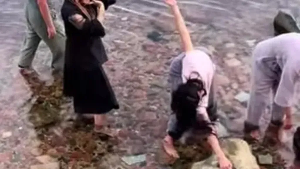 فيديو سلوك غريب للاجانب فى دهب ” يوجا الطبيعة ”.. بجنوب سيناء .. ما السبب ؟