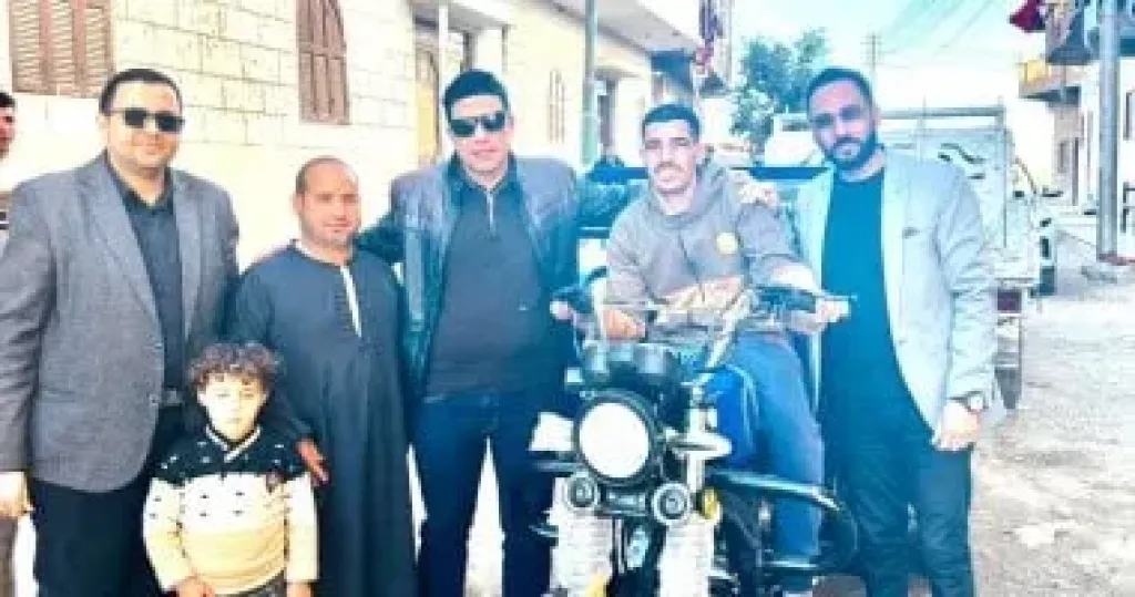 نائب محافظ سوهاج يزور الشاب نادر بمنزله ويهديه تروسيكل