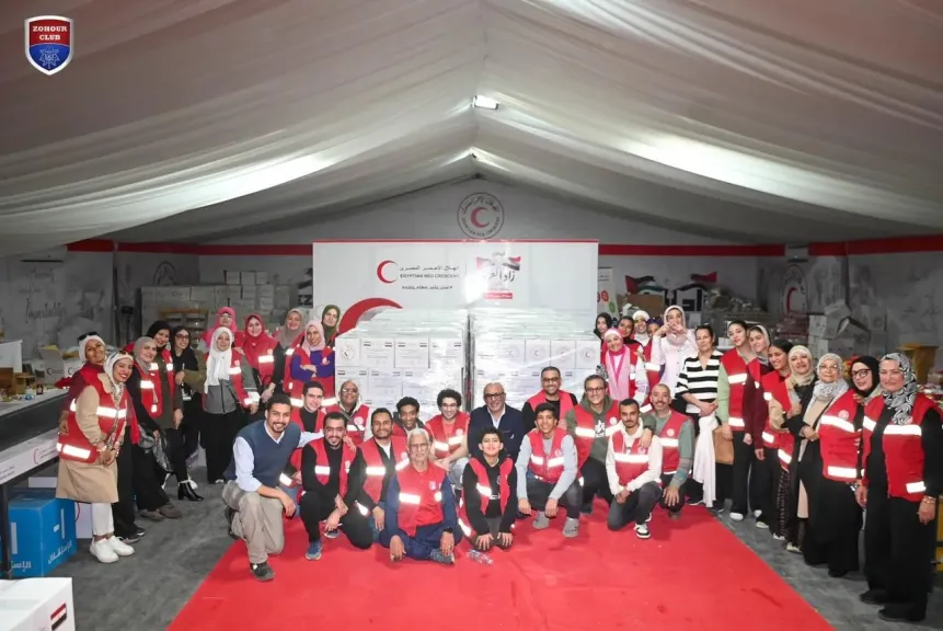 نادي الزهور يشارك مع الهلال الأحمر في تجهيز كراتين قوافل الإغاثة لغزة