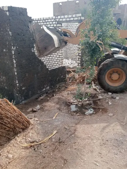 إزالة التعديات على الأرض الزراعية وأملاك الدولة بقرية المحروسة فى قنا