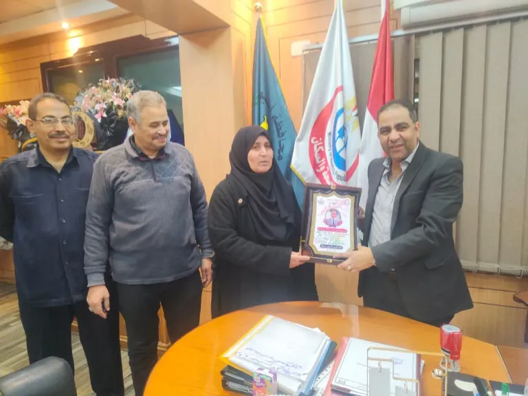 نقابة التمريض بأسيوط تُكرم وكيل وزارة الصحة تقديراً لجهوده
