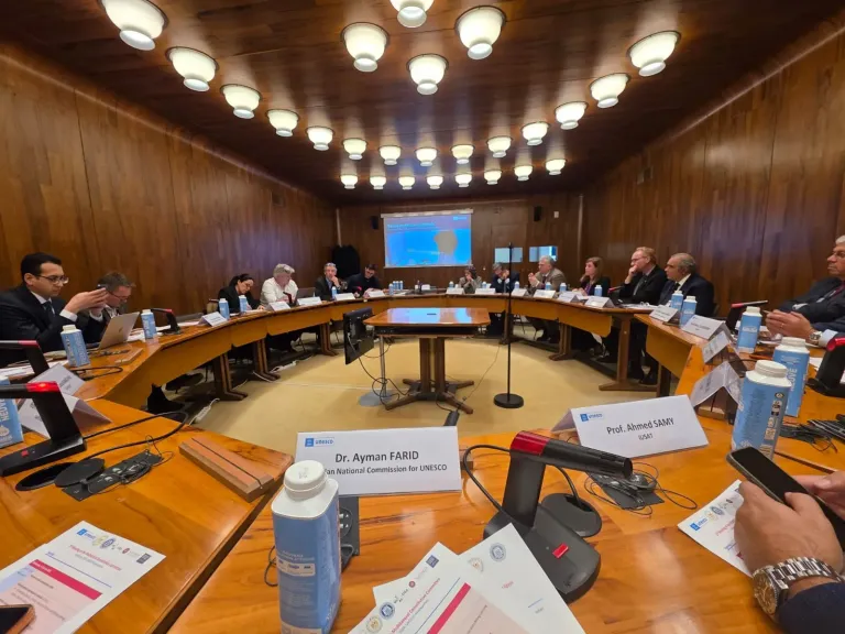 وزير التعليم العالي يعقد اجتماعًا لتعميق فرص التعاون بين الجامعة الدولية للعلوم و الشركاء الاستراتيجين باليونسكو |صور