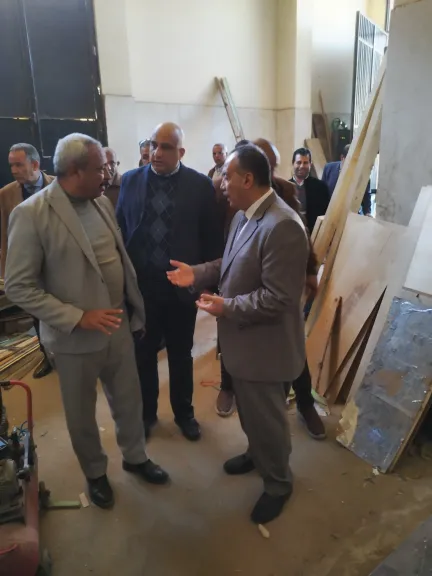 محافظ أسيوط يتفقد ورشة النجارة وإعادة تدوير الأخشاب بالوحدة المحلية بباقور