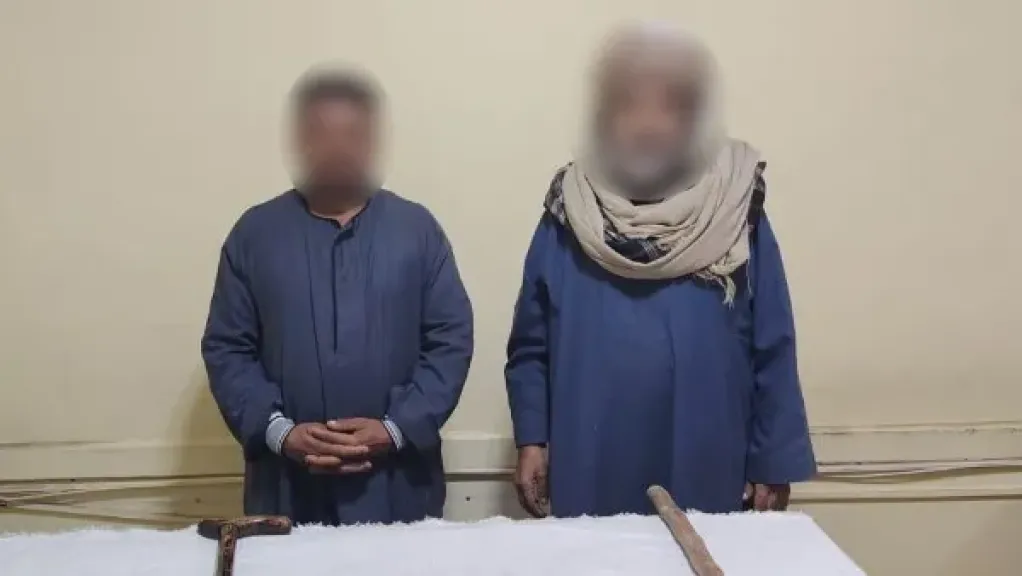 القبض على شخصين تعديا على سيدتين بعصا خشبية بأسوان