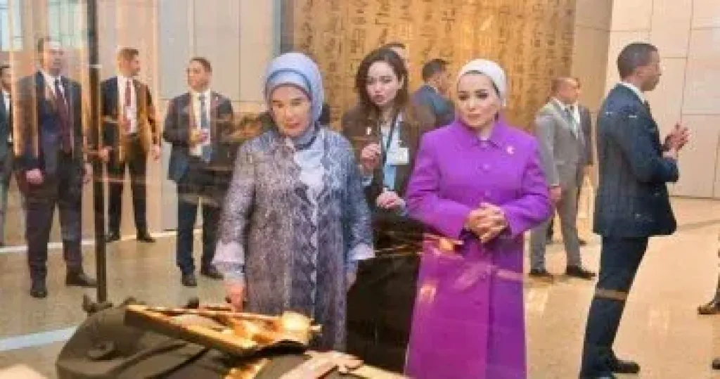 السيدة انتصار السيسى ترافق قرينة الرئيس التركى فى جولة بالمتحف المصرى الكبير