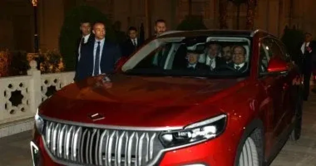 الرئيس السيسى يقود سيارة كهربائية بصحبة أردوغان من الاتحادية إلى مدينة نصر