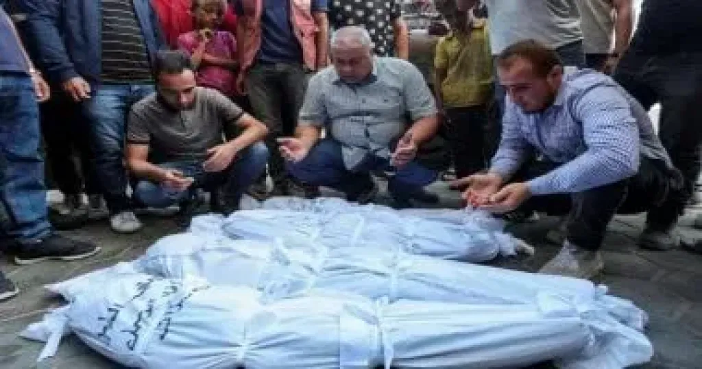 استشهاد شاب واحتجاز جثمانه غرب الخليل واعتقال مواطنين من نابلس