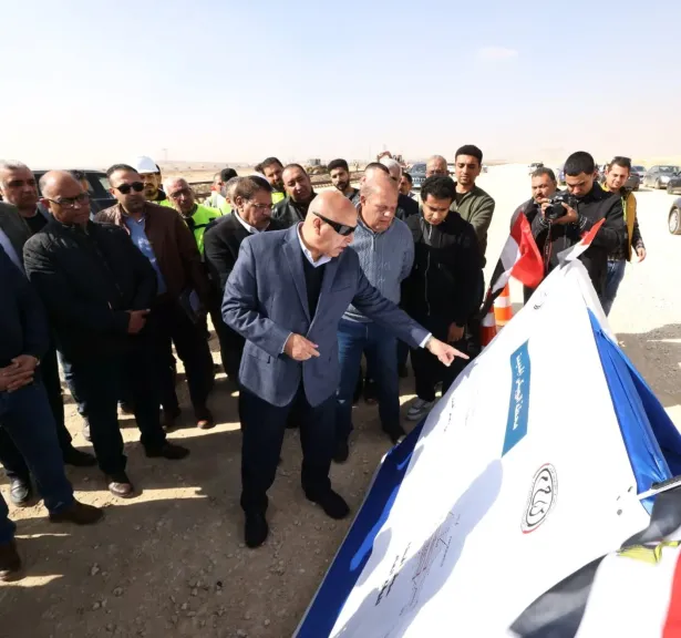 وزير الصناعة والنقل يتفقد  مشروع إنشاء وتنفيذ خط سكة حديد ( الروبيكى/ العاشر من رمضان / بلبيس ) بطول 63.5 كم