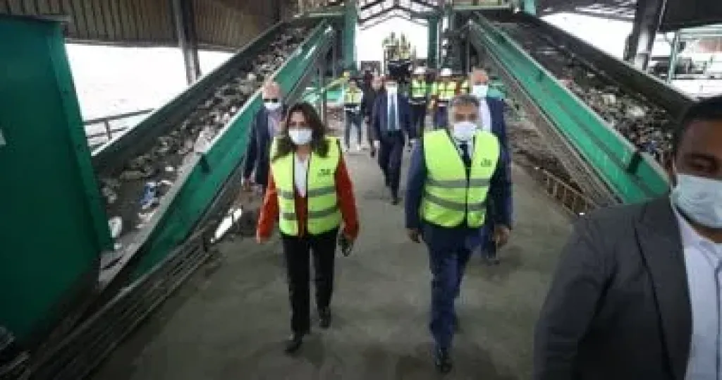 منال عوض ومحافظ الدقهلية يتفقدون مصنع معالجة وتدوير المخلفات بسندوب