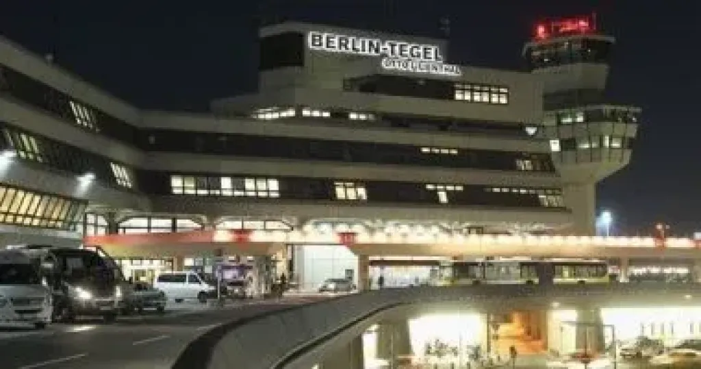 مطار برلين يعلق جميع الرحلات بسبب الجليد