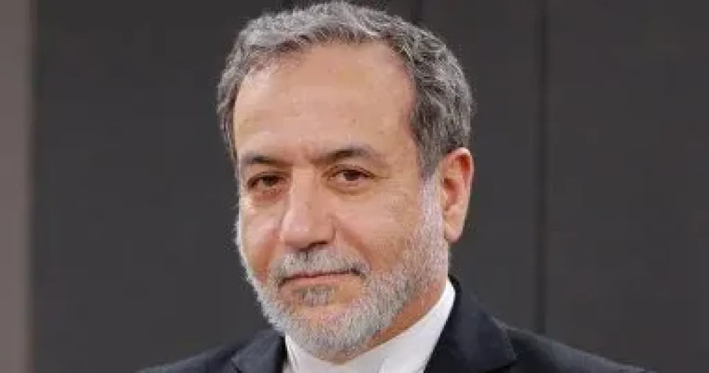 وزير الخارجية الإيراني يغادر إلى مسقط لإجراء مفاوضات نووية مع الولايات المتحدة