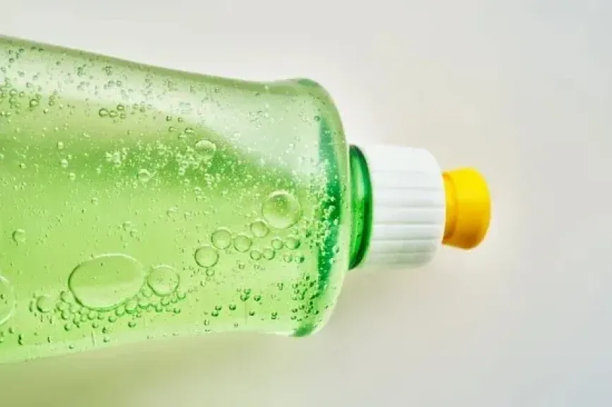 6 أشياء ينظفها سائل غسل الصحون بكفاءة مذهلة.. بقع الملابس الأبرز