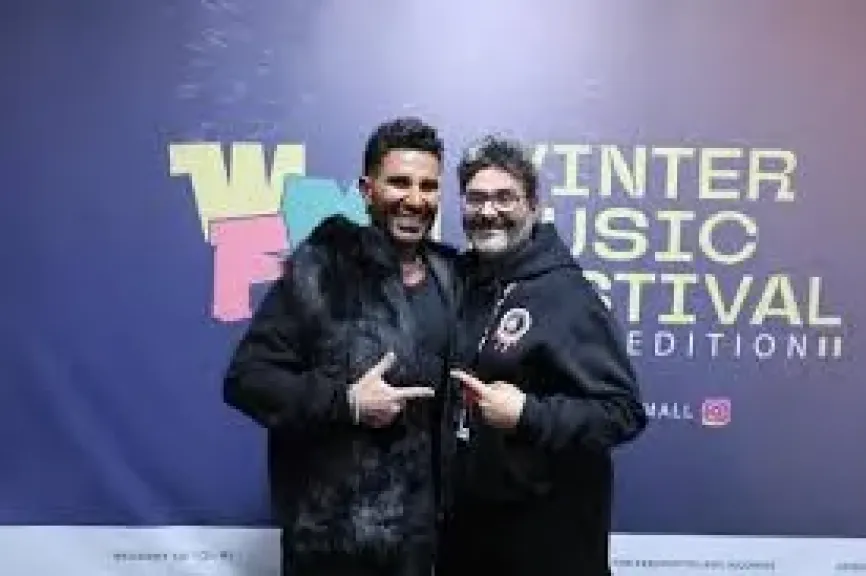 أحمد سعد يغني”مكسرات” بمشاركة أبنائه في حفل كامل العدد