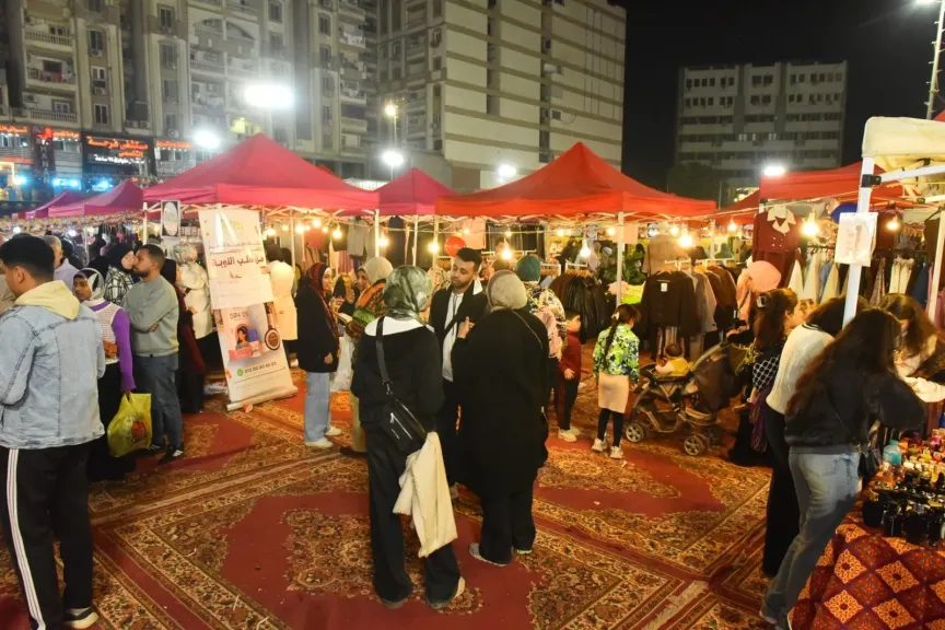 محافظ أسيوط يتفقد معرضًا للمنتجات والسلع المتنوعة تفقد المعرض