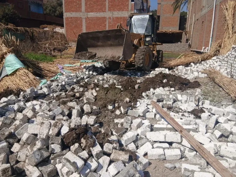 محافظ أسوان يتابع جهود إزالة 390 حالة تعد بمساحة 201 ألف متر